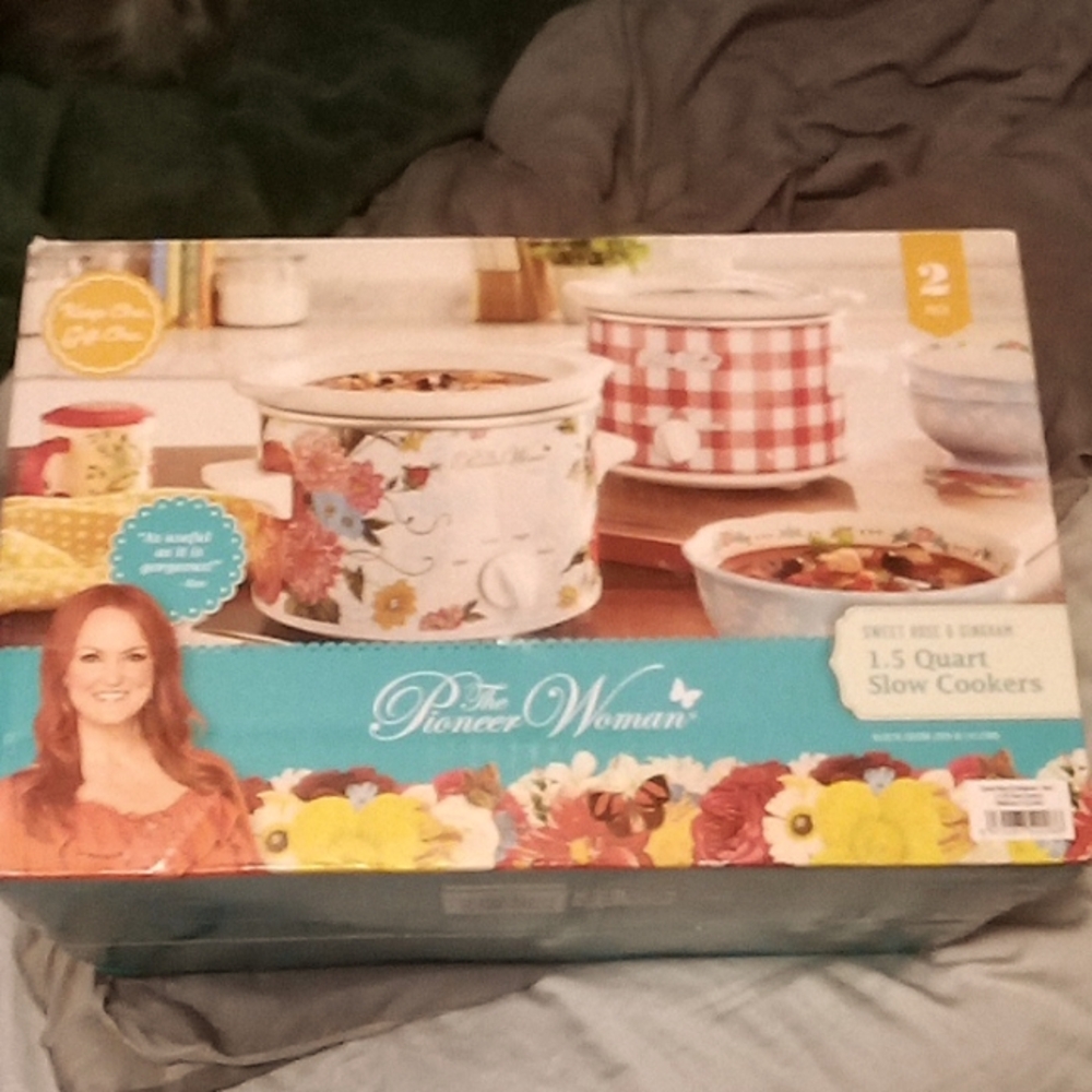 The Pioneer Woman Sweet Rose and Gingham 1.5 Quart slow cookers 2 pack